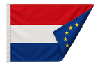 Dubbelzijdige vlag met de Nederlandse driekleur op de voorkant en de Europese vlag op de achterkant, de hoek omgeslagen: twee losse prints, beide kanten gewoon leesbaar