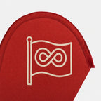 Close-up van de ronde bovenkant van de Drop beachflag, met het logo scherp op geweven polyester
