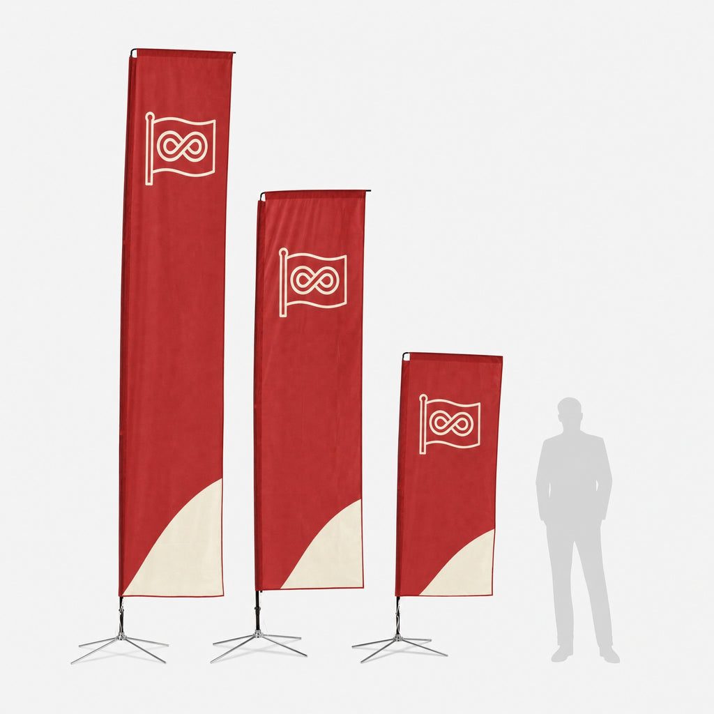 De maten van de Square beachflag naast elkaar, met een persoon ernaast als vergelijking
