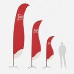 De maten van de Wave beachflag naast elkaar, met een persoon ernaast als vergelijking