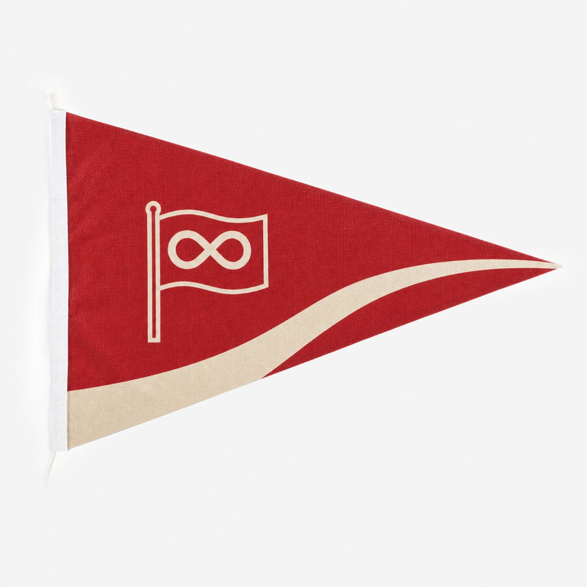 Bootvlag met eigen ontwerp, puntmodel, plat gefotografeerd met witte broeking aan de stokzijde