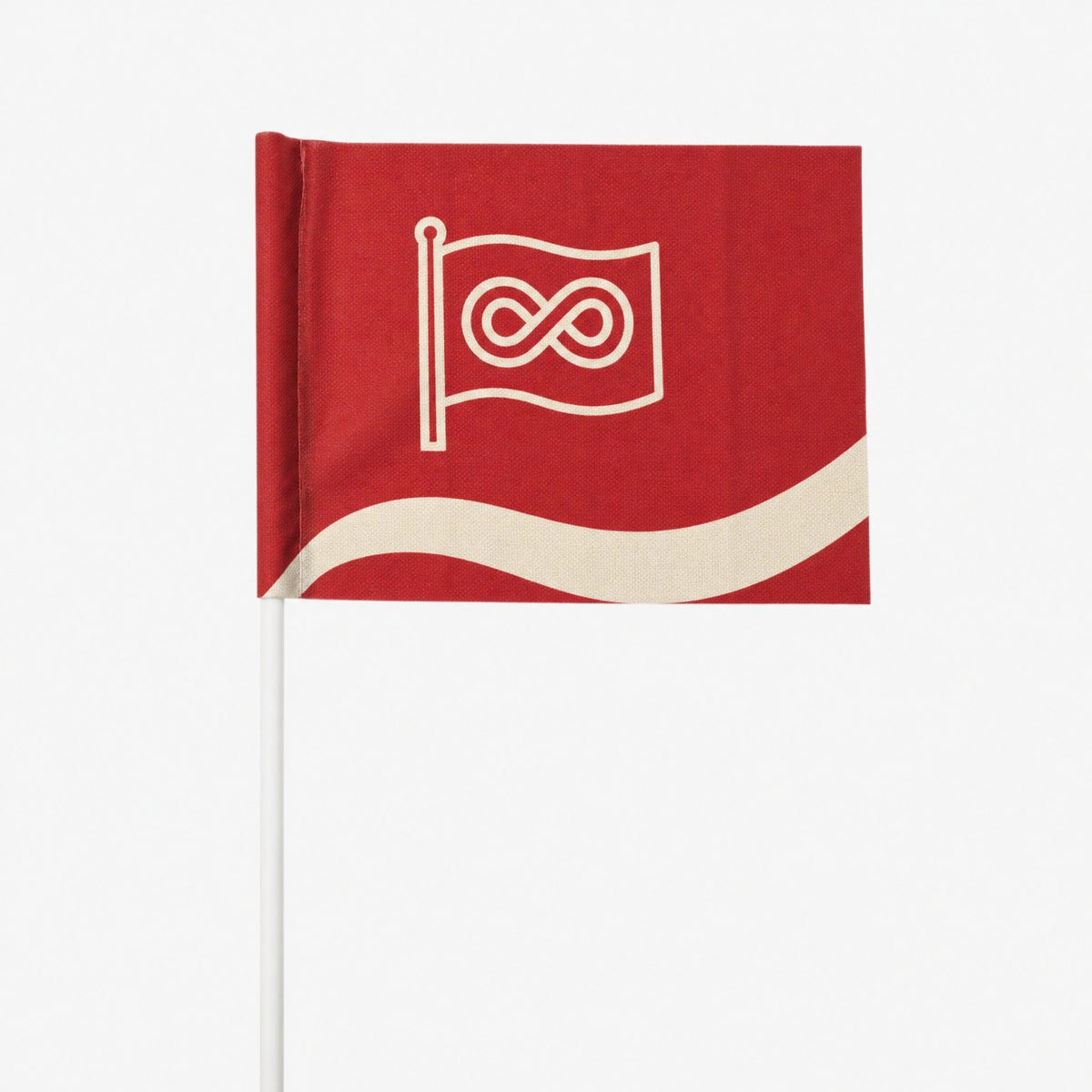 Golfvlag met eigen ontwerp aan een witte golfvlaggenstok, full-color bedrukt op geweven doek