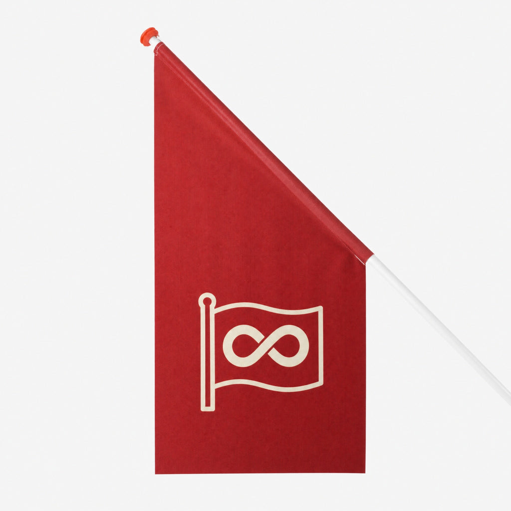 Kioskvlag met eigen ontwerp van opzij gezien, met de oranje dop op de stok